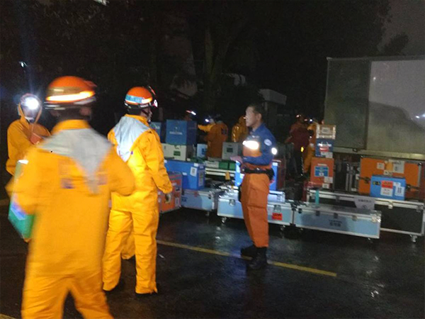 UN CAMI&Oacute;N DE AYUDA: ISUZU SUMANDO A M&Eacute;XICO